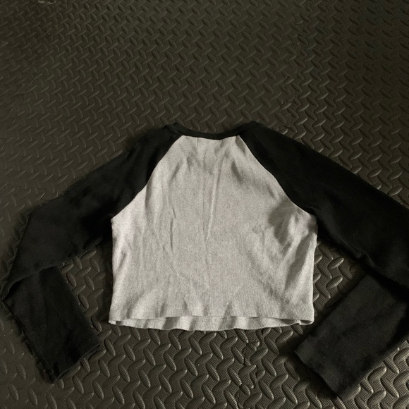 shopcider cropped grey and black baseball tee size medium - Picture 3 of 3